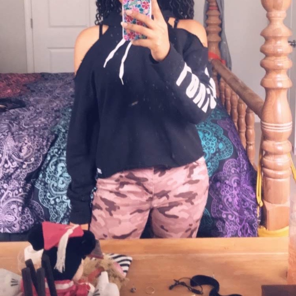 It’s a top that’s from Pink. Okie he shoulders are exposed